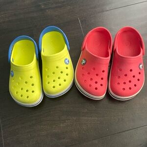Set of 2 pars toddler crocs size 10-11